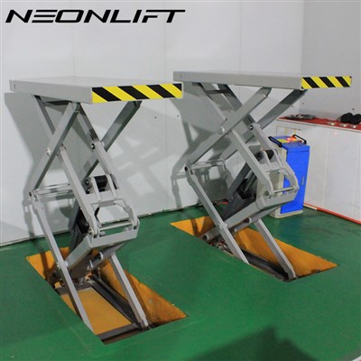 Lift Mobil Gunting Terpasang di Lubang